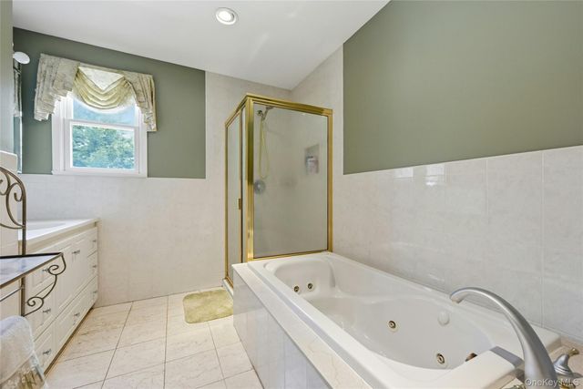 27 Halsey Street, Islandia, NY 11749