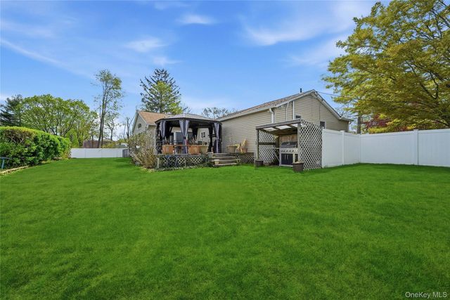 27 Halsey Street, Islandia, NY 11749