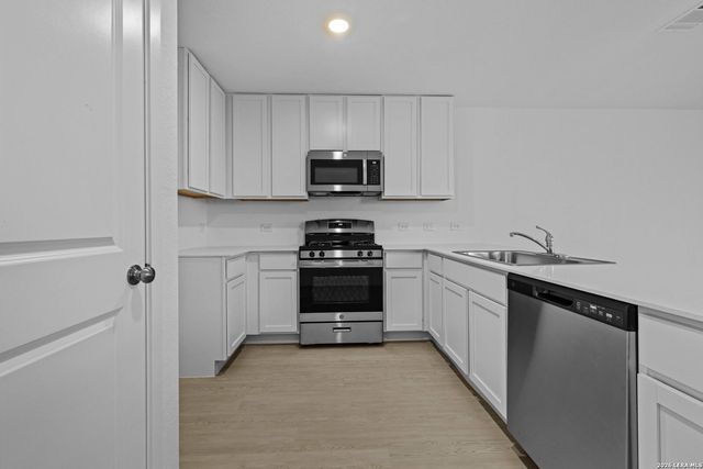 12619 Kathleen St, St Hedwig, TX 78152