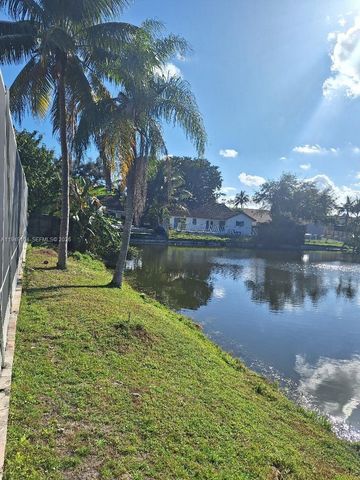 1500 SW 98th Ave, Pembroke Pines, FL 33025