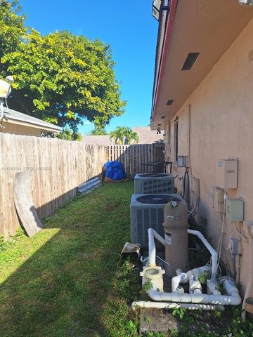 1500 SW 98th Ave, Pembroke Pines, FL 33025