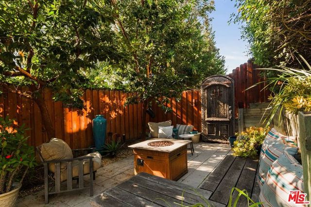 2485 Lindsay Lane, Los Angeles, CA 90039