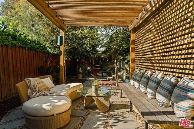 2485 Lindsay Lane, Los Angeles, CA 90039