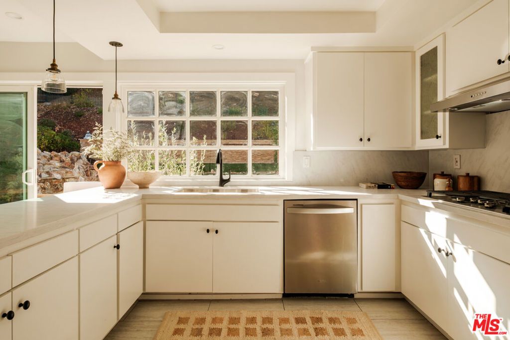Image 15 of property listing at 2267 Kelmscott Court, Westlake Village, CA 91361