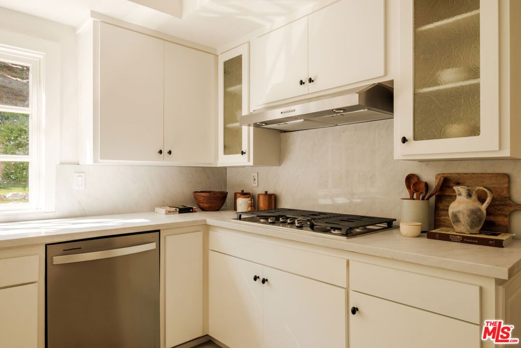 Image 16 of property listing at 2267 Kelmscott Court, Westlake Village, CA 91361
