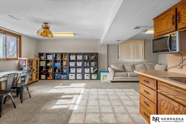 5215 S 91st Street, Omaha, NE 68127