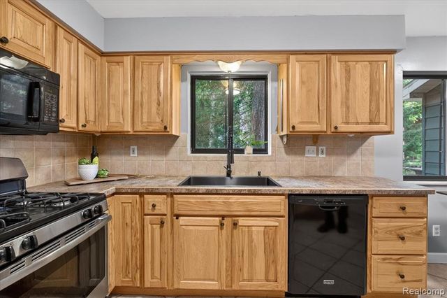 13305 Crane Ridge Drive, Fenton, MI 48430
