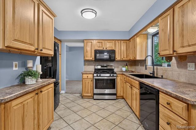 13305 Crane Ridge Drive, Fenton, MI 48430