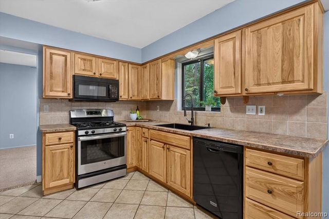 13305 Crane Ridge Drive, Fenton, MI 48430