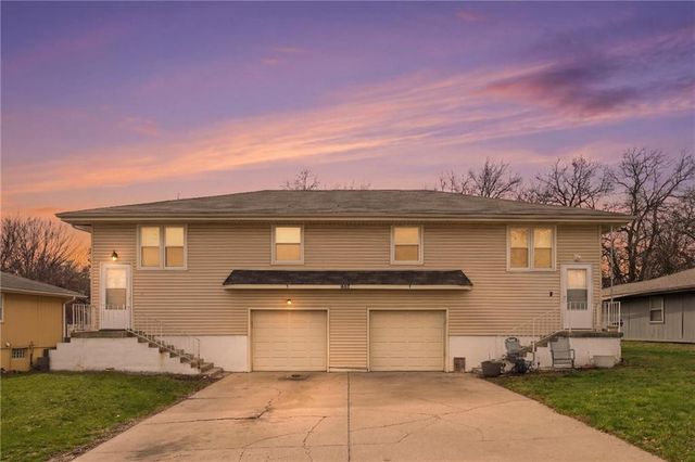 802 NE BANNER Drive, Lee's Summit, MO 64086