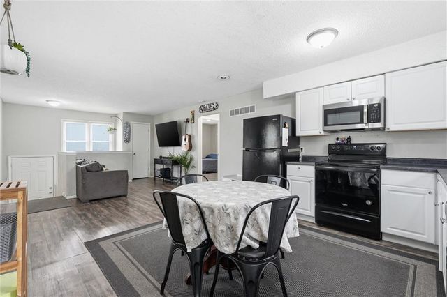 802 NE BANNER Drive, Lee's Summit, MO 64086