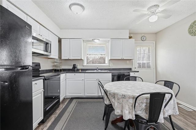 802 NE BANNER Drive, Lee's Summit, MO 64086