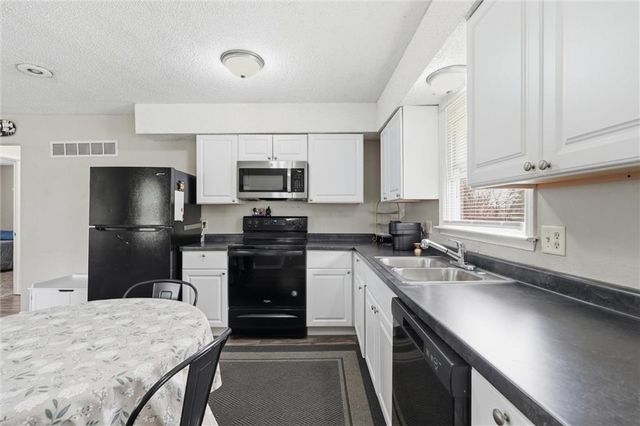 802 NE BANNER Drive, Lee's Summit, MO 64086