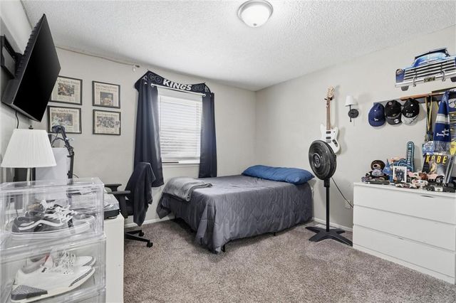 802 NE BANNER Drive, Lee's Summit, MO 64086