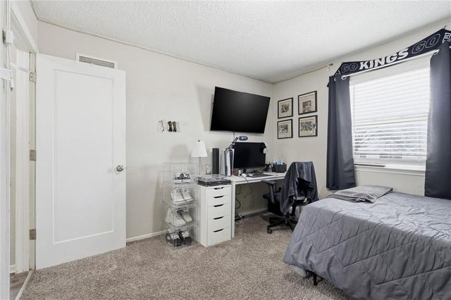 802 NE BANNER Drive, Lee's Summit, MO 64086