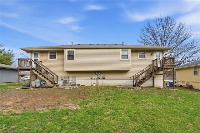 802 NE BANNER Drive, Lee's Summit, MO 64086