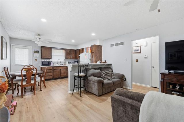 802 NE BANNER Drive, Lee's Summit, MO 64086