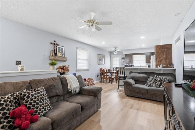 802 NE BANNER Drive, Lee's Summit, MO 64086