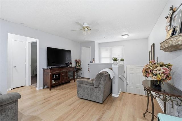 802 NE BANNER Drive, Lee's Summit, MO 64086