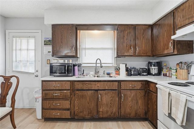 802 NE BANNER Drive, Lee's Summit, MO 64086