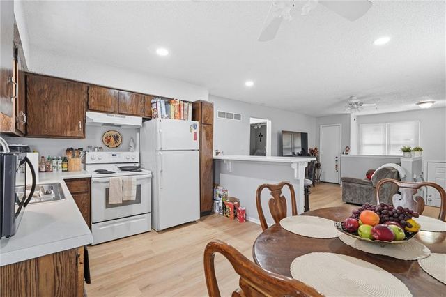 802 NE BANNER Drive, Lee's Summit, MO 64086