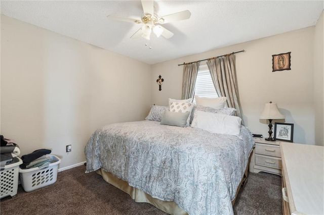 802 NE BANNER Drive, Lee's Summit, MO 64086