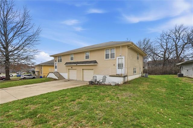 802 NE BANNER Drive, Lee's Summit, MO 64086