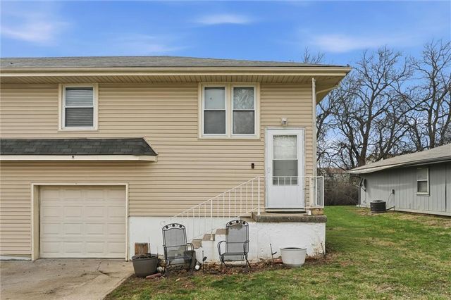 802 NE BANNER Drive, Lee's Summit, MO 64086