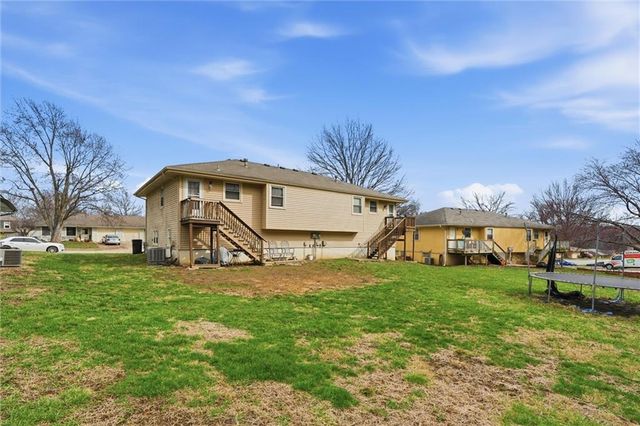 802 NE BANNER Drive, Lee's Summit, MO 64086