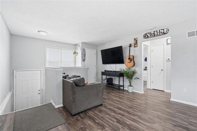 802 NE BANNER Drive, Lee's Summit, MO 64086