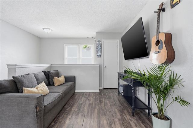 802 NE BANNER Drive, Lee's Summit, MO 64086