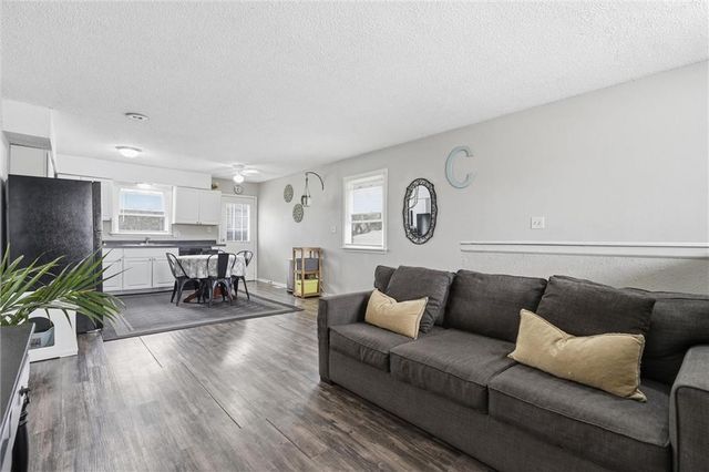 802 NE BANNER Drive, Lee's Summit, MO 64086