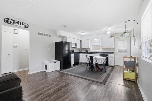 802 NE BANNER Drive, Lee's Summit, MO 64086