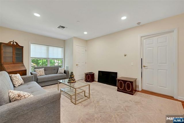 189 Forest Avenue 211, Paramus, NJ 07652