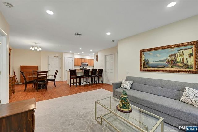 189 Forest Avenue 211, Paramus, NJ 07652