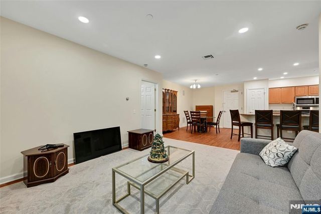 189 Forest Avenue 211, Paramus, NJ 07652