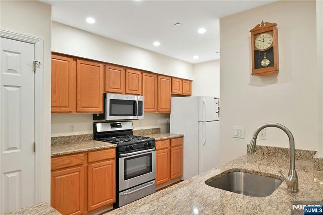 189 Forest Avenue 211, Paramus, NJ 07652