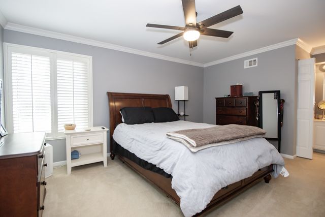 107 65th Lake Drive 202, Westmont, IL 60559