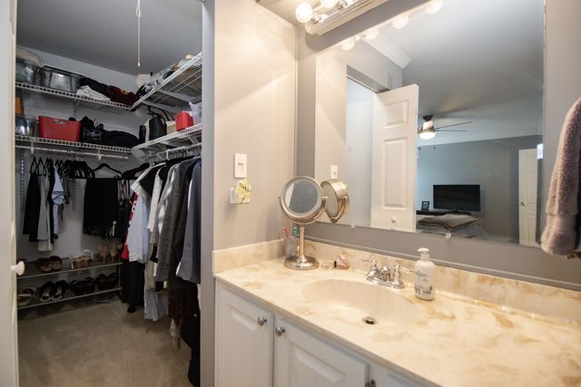 107 65th Lake Drive 202, Westmont, IL 60559