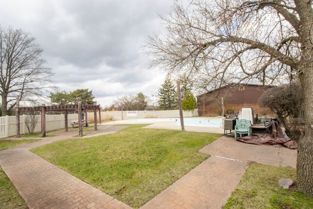 107 65th Lake Drive 202, Westmont, IL 60559