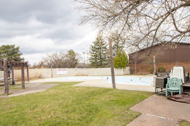 107 65th Lake Drive 202, Westmont, IL 60559