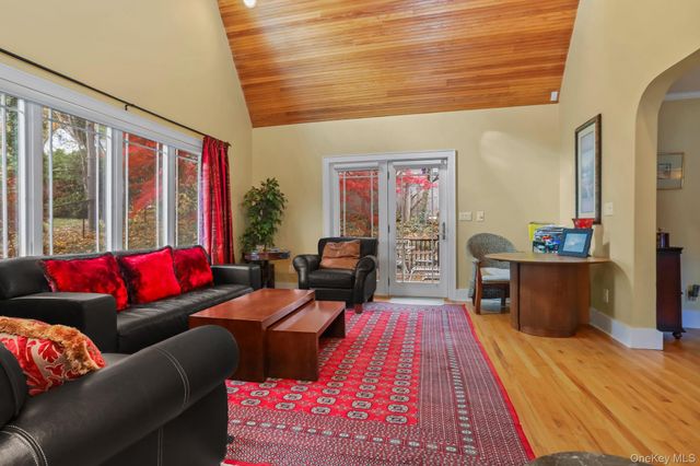 10 Grandview Avenue, Pleasantville, NY 10570