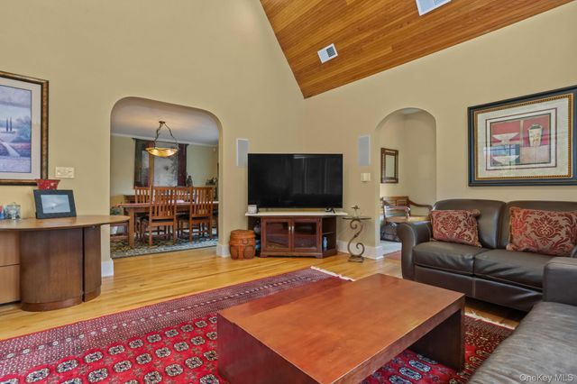 10 Grandview Avenue, Pleasantville, NY 10570