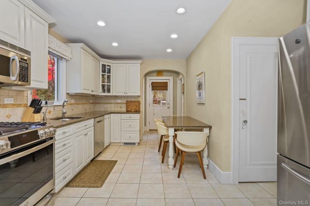 10 Grandview Avenue, Pleasantville, NY 10570