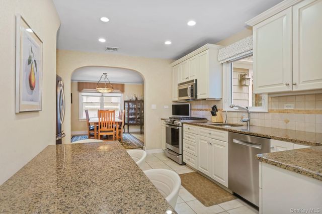 10 Grandview Avenue, Pleasantville, NY 10570