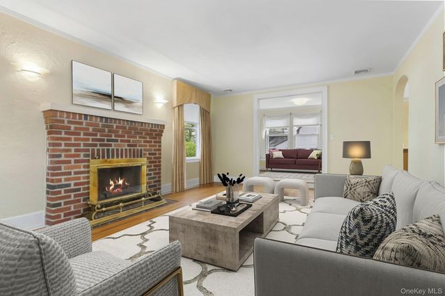10 Grandview Avenue, Pleasantville, NY 10570