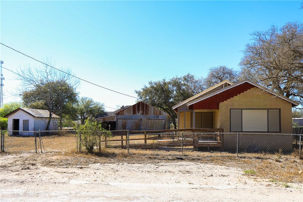 305 N Perez, San Diego, TX 78384