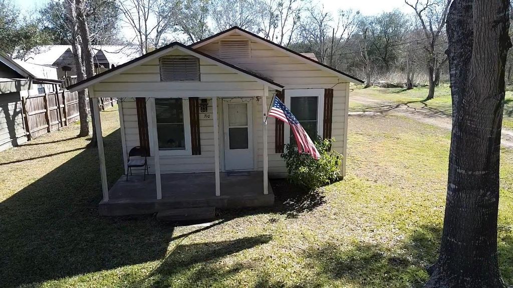 710 Milam Avenue, Eagle Lake, TX 77434