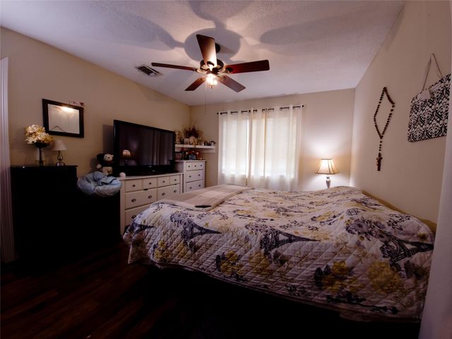 911 Brazos ST, Lockhart, TX 78644