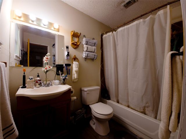 911 Brazos ST, Lockhart, TX 78644